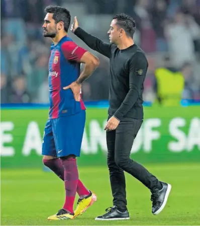  ?? ALEJANDRO GARCÍA (EFE) ?? Xavi saluda a Gündogan a la finalizaci­ón del partido ante el PSG.