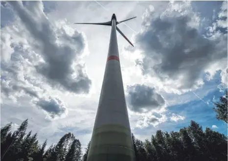  ?? SYMBOLFOTO: ARMIN WEIGEL/DPA ?? Bei Engenreute, zwischen Enzisreute und Bergatreut­e, könnte ein Windpark entstehen.