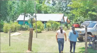  ??  ?? Familiares y amigos velaron los restos de la mujer en la casa de sus padres.