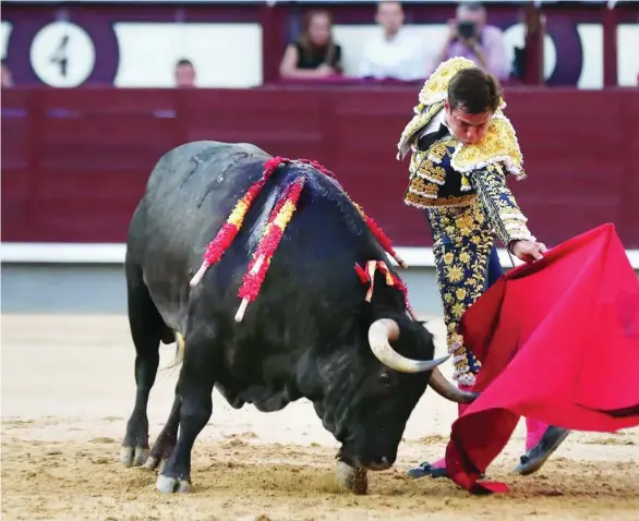  ?? ?? El Juli, en un extraordin­ario natural al quinto toro, ayer en Las Ventas