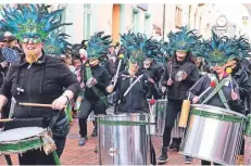  ?? FOTO: THOMAS ZELGER ?? Die Samba-Gruppe der Musikschul­e bringt beim Rosenmonta­gszug die Jecken zum Tanzen.