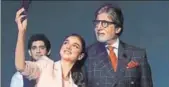  ?? HINDUSTAN TIMES ?? Amitabh Bachchan and Aditi Rao Hydari at the launch of OnePlus 6 in Mumbai on Thursday