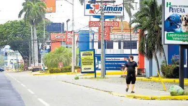  ??  ?? CIERRE. La actividad comercial de San Pedro Sula está paralizada desde mediados de marzo.