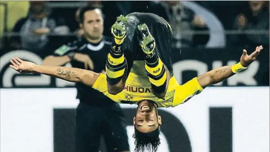  ?? FRIEDEMANN VOGEL / EFE ?? Aubameyang celebra uno de los tres goles que firmó el pasado sábado frente al Borussia Mönchengla­dbach