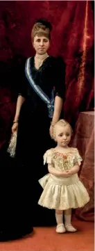  ??  ?? ARRIBA A LA
IZQUIERDA, el futuro rey Alfonso XIII con su madre María Cristina.