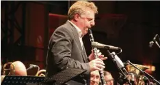  ?? Foto: Andreas Schmidt ?? Karl Heinz Steffens hat als Generalmus­ikdirektor das Jazz Saxofonspi­elen nicht ver lernt und erntet beim Friedberge­r Musiksomme­r stets Applaus.