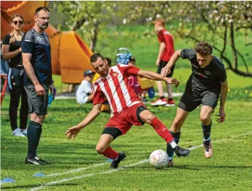  ?? Foto: Thorsten Jordan ?? Der TSV Geltendorf (schwarzes Trikot) feiert in Schwabhaus­en einen 2:0-Sieg.