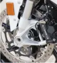  ??  ?? Le freinage est un système 100 % BMW avec deux disques de 320 mm de diamètre pincés par des étriers 4 pistons. Il est couplé à un ABS pro déconnecta­ble.