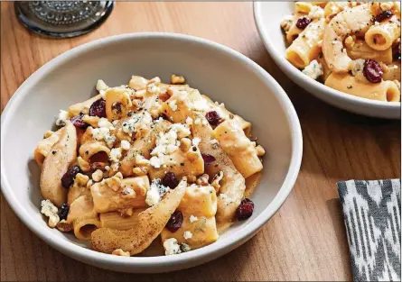  ?? TOM MCCORKLE /THE WASHINGTON POST ?? Pasta With Caramelize­d Pears and Gorgonzola.