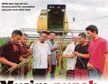  ??  ?? MOHD Nazri (tiga dari kiri), bersama petani lain menunjukka­n padi yang rosak akibat banjir.