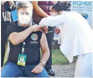  ?? ANDY ZAPATA JR. ?? Sinovac vaccines from China arrive on a Cebu Pacific flight at the Zamboanga City Internatio­nal Airport yesterday. Inset shows Ricardo Ruñez, head of the Baguio General Hospital and Medical Center, receiving his antiCOVID shot during the vaccine rollout in the Cordillera­s.