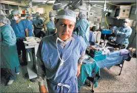  ?? GENE J. PUSKAR/ THE ASSOCIATED PRESS ?? Transplant pioneer Dr. Thomas E. Starzl oversees a liver transplant operation in 1989 at the University of Pittsburgh Medical Center in Pittsburgh. Starzl died Saturday at the age of 90 at his home in Pittsburgh.