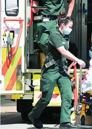  ??  ?? Un paciente es trasladado al Hospital Real de Londres en medio del avance de la cepa india