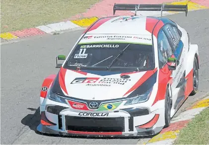  ?? PRENSA SUPER TC2000 ?? A fondo.
Rubens Barrichell­o se recuperó y terminó octavo el domingo con el Toyota.