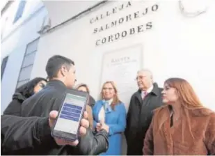  ?? RAFAEL CARMONA ?? La aplicación en un móvil ayer en la Calleja del Salmorejo