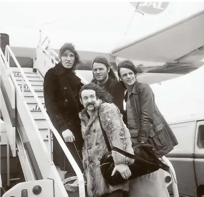  ?? FOTO: EMPICS/DPA ?? Pink Floyd brechen 1972 zur Japan-Tournee auf: Roger Waters, Nick Mason, Dave Gilmour und Richard Wright (von links).