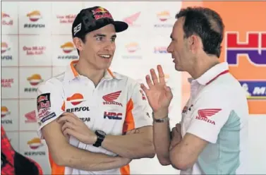  ??  ?? EQUIPO. Márquez y Puig, el líder de MotoGP y el jefe del Repsol Honda, muestran una buena sintonía.