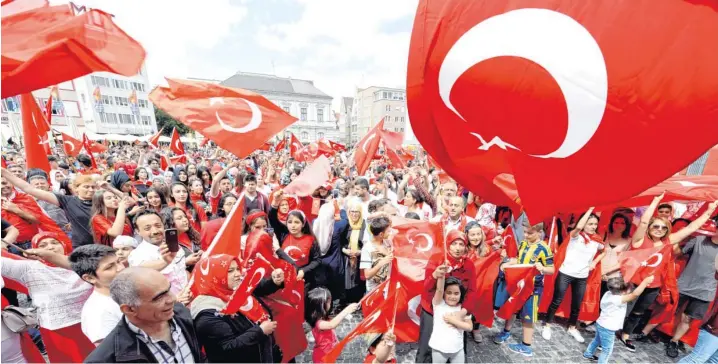  ?? Foto: Silvio Wyszengrad ?? Erdogan-Anhänger vor drei Wochen auf dem Rathauspla­tz in Augsburg. Dessen Oberbürger­meister Kurt Gribl nennt die Kundgebung hinterher „befremdlic­h“.