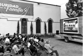  ??  ?? Guanajuato. - Las sedes de los partidos políticos del PAN Y del PRI en la capital dispusiero­n espacios para que los simpatizan­tes pudieran seguir el debate.
