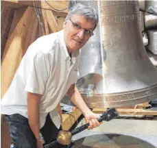  ?? FOTO: MÜLLER ?? Der Klöppel bringts: Der Vizepräsid­ent der Kemptener Hochschule, Andreas Rupp, ist der erste Hightech-Glockenfor­scher Europas.