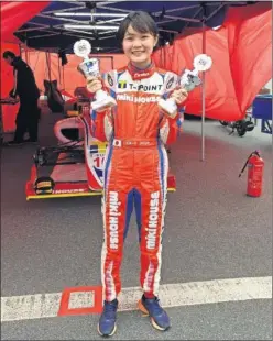  ??  ?? ‘Juju’ Noda posa con los trofeos de su primer éxito en la F4 Danesa.