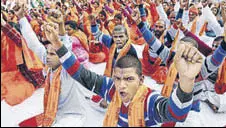  ?? DEEPAK GUPTA/HT ?? VHP members mark the 25th anniversar­y of the Babri Masjid demolition in Ayodhya on Wednesday.