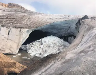  ?? EFE ?? Un glaciar situado al este de Groenlandi­a aceleró el deshielo por efecto d el cambio climático.