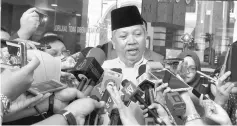  ??  ?? Annuar Musa answering questions from reporters after being questioned by MACC.— Bernama photo