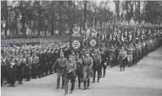  ?? FOTO: AUS „WEINGARTEN­S STRASSENNA­MEN IM DRITTEN REICH“, NORBERT KRUSE ?? Naziaufmar­sch auf dem Jahnplatz in Weingarten.