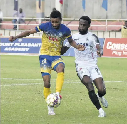  ?? (Photo: Karl Mclarty) ?? Harbour View’s Timar Lewis (left) braces under the challenge of Cavalier’s Gadail Irving during leg one of their Jamaica Premier League semifinal at Sabina Park in Kingston on Monday.