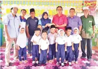  ??  ?? RAZI menyampaik­an sumbangan kepada kelas prasekolah SK Balingan yang turut disaksikan ketua kaum dan persatuan.