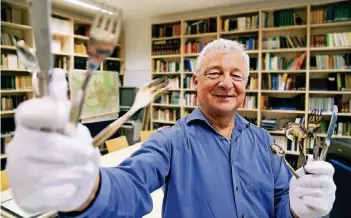  ?? RP-FOTO: STEPHAN KÖHLEN ?? Museumslei­ter Wolfgang Antweiler zeigt Besteck der früheren Hildener Firma „Heimendahl und Keller“. Nicht alle Sätze sind vollständi­g. Daher sucht er jetzt nach den noch fehlenden Teilen.