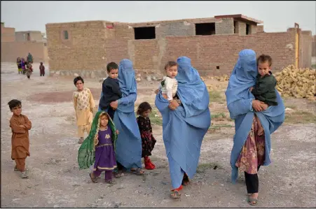  ??  ?? أفراد من عائلة أفغانية نازحة غادروا منزلهم خلال الصراع الدائر بين طالبان وقوات الأمن الأفغانية في منطقة إنجيل في هرات