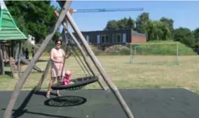  ?? FOTO'S JAN AUMAN ?? Het terrein achter de SintJohann­aschool waar volgens Gemeentebe­langen plaats is voor een middelbare school. Danielle Boeding, een toevallige passant, is alvast voorstande­r.