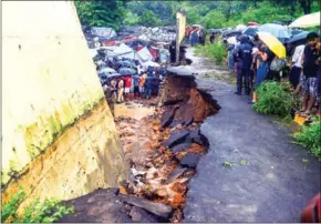  ?? PUNIT PARANJPE/AFP ?? Rescue workers and onlookers gather at the site of a wall collapse in Mumbai on Tuesday.