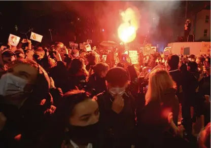  ?? FOTO: CZAREK SOKOLOWSKI/LEHTIKUVA-AFP ?? Demonstran­terna samlades utanför Jaroslaw Kaczynskis bostad i Warszawa.
■