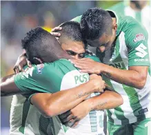  ?? GUILLERMO OSSA/ADN ?? Los jugadores del verde de la montaña celebran hoy su triunfo.