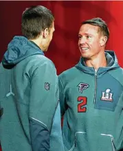  ?? Michael Ciaglo / Houston Chronicle ?? Tom Brady (izq.) y Matt Ryan (2) se encontraro­n el lunes en el Minute Maid Park de Houston.