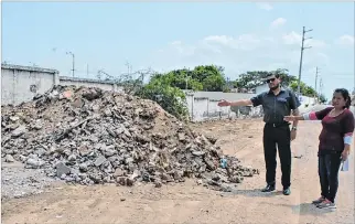  ?? JOFFRE LINO / EXPRESO ?? Abuso. Moradores enseñan las montañas de escombros que depositan extraños en el barrio General Enríquez.