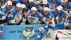  ?? Foto: Jussi Nukari, dpa ?? Der Anfang eines Party-Marathons: Die Finnen sind nach einem Final-Sieg gegen Kanada zum dritten Mal Weltmeiste­r.