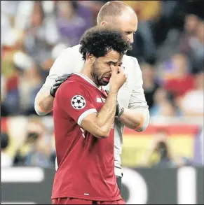  ?? Isithombe: BACKPAGEPI­X ?? UMGADLI weLiverpoo­l, uMohamed Salah, uphume ekhala kanje emdlalweni we-Uefa Champions League ngemuva kokulimala bebhekene neReal Madrid ngoMgqibel­o