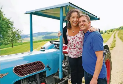  ?? FOTO: RTL ?? Benny hat mit Nadine eine Tour mit dem Traktor gemacht – Szene aus „Bauer sucht Frau“.