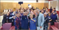  ??  ?? Firdaus takes a ‘wefie’ with Naroden (centre)I other guests and participan­ts.