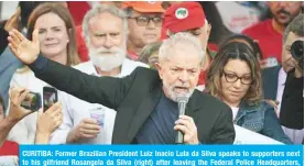  ??  ?? CURITIBA: Former Brazilian President Luiz Inacio Lula da Silva speaks to supporters next to his gilfriend Rosangela da Silva (right) after leaving the Federal Police Headquarte­rs, where he was serving a sentence for corruption and money laundering, in Curitiba, Parana State, Brazil. — AFP