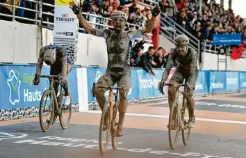  ?? Foto: David Stockman, dpa ?? So sehen Sieger aus: Sonny Colbrelli bei der Zieleinfah­rt des brutalen Klassikers Paris–Roubaix.