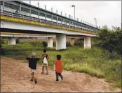  ?? Rebecca Blackwell Associated Press ?? A BRIDGE connecting Brownsvill­e, Texas, and Matamoros, Mexico. The Trump administra­tion has expanded the use of video hearings for young migrants.