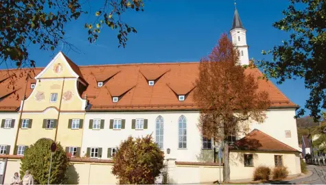  ?? Fotos: Anne-Marie Wiedemann ?? Die Spitalkape­lle ist der älteste Teil des Altenheims in Dinkelsche­rben.