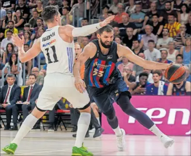  ?? Mirotic trata de superar a Hezonja, ayer en el Palau Blaugrana. / QUIQUE GARCÍA (EFE) ??