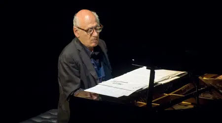  ??  ?? Essenziale Michael Nyman sarà al Teatro Goldoni con il suo progetto «Piano sings»