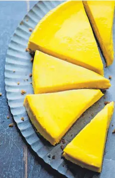  ?? FOTO: DPA ?? Käsekuchen mit samtiger Textur: Fruchtiges Mangopüree wird mit Crème fraîche, Frischkäse und Zucker gemischt und auf dem Kuchenbode­n verteilt.